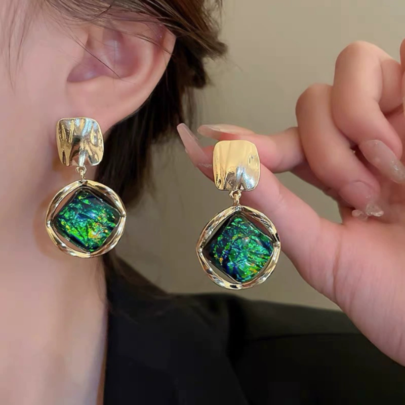 Ethnic Fashion Trends 2025 - Anting-anting liontin geometris warna hijau gradasi