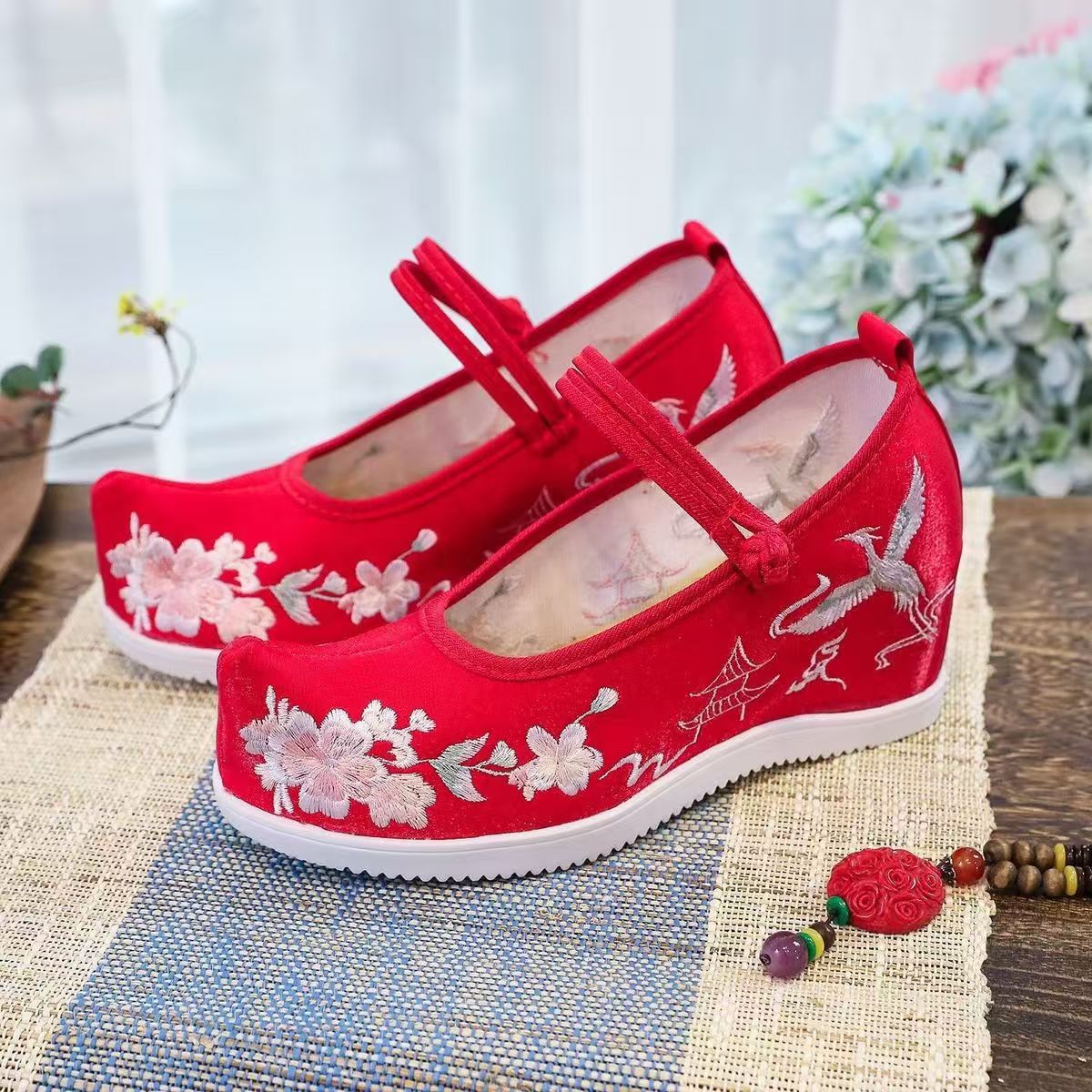 Sepatu Wanita dengan Bordir In - Ethnic Fabric ulasan dan harga